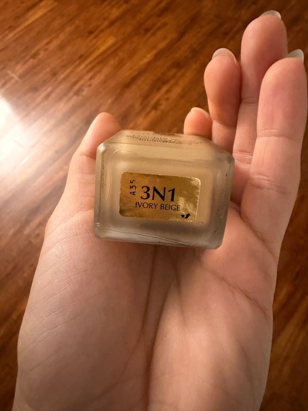Estee Lauder Double Wear Foundation Bottle - Beige with Gold Cap - Picture 2 of 4